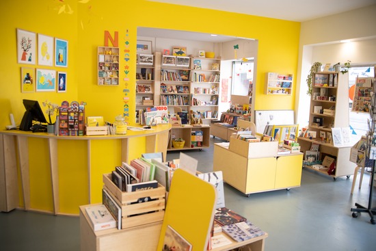 L'intérieur citronné de la librairie indépendante jaune citron à Orléans