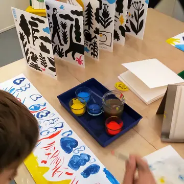 Atelier peinture animé par Laurent Moreau dans l'espace atelier de la librairie jaune citron à Orléans